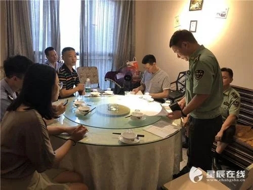 軒轅殿社區對安裝餐館油煙凈化器進行整治