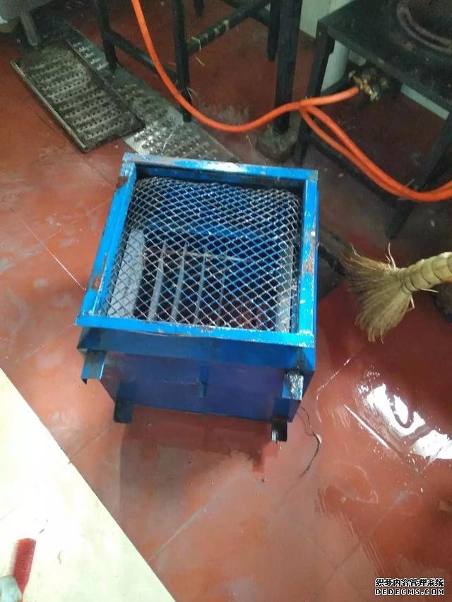 石龍區食藥監局開展油煙污染排查整治工作