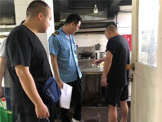 仁壽縣食藥監局開展餐飲油煙治理集中突擊行動