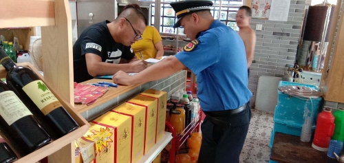 建德市城管乾潭中隊推進餐飲油煙污染整治