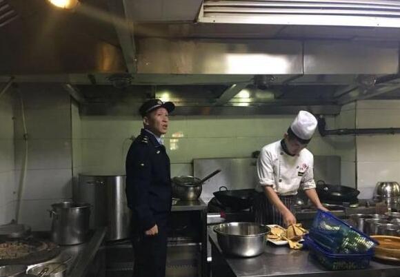 灞橋區直屬二中隊加強轄區原煤禁燒、餐飲油煙凈化檢查工作
