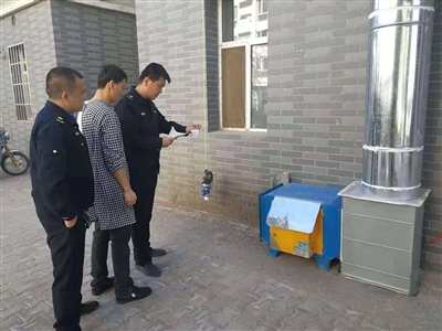 臨河城管協調解決餐飲店油煙擾民
