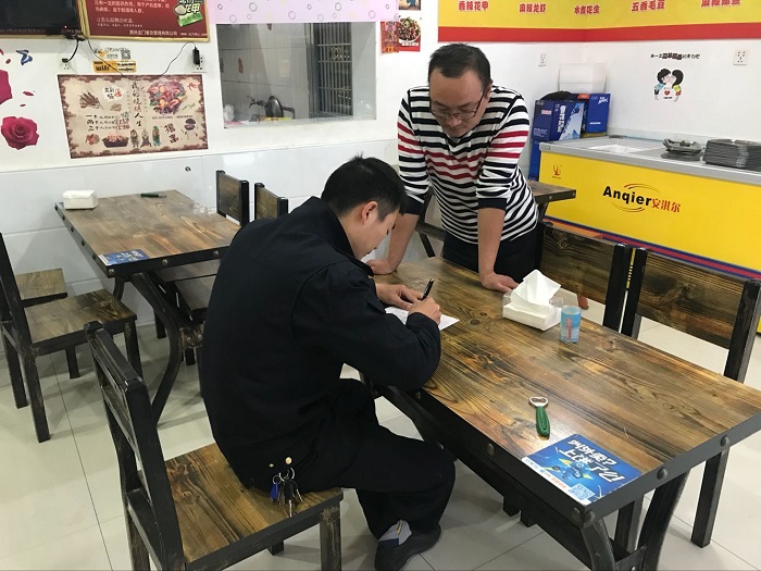 潛山市城管局開展排擋區油煙凈化專項整治工作