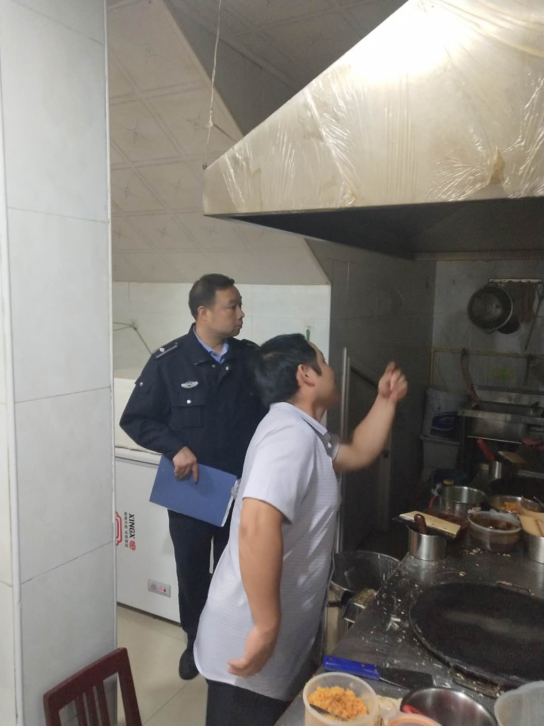 紫陽縣城管執法大隊加大城區餐飲業油煙污染整治力度
