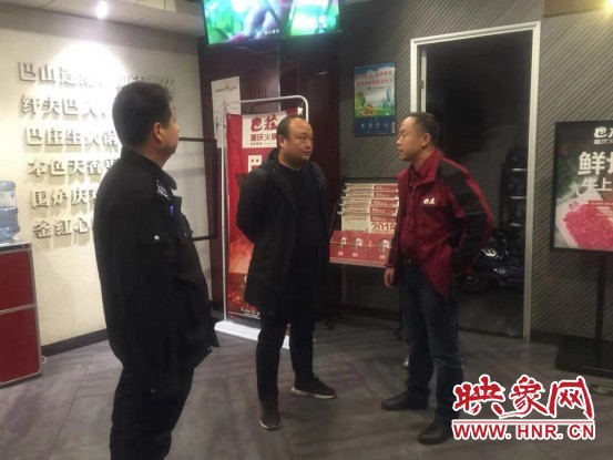 鞏義市城管局夜間整治餐飲業油煙污染