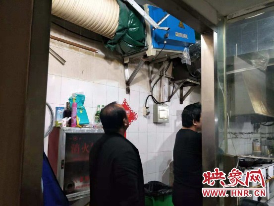 鞏義市城管局夜間整治餐飲業油煙污染