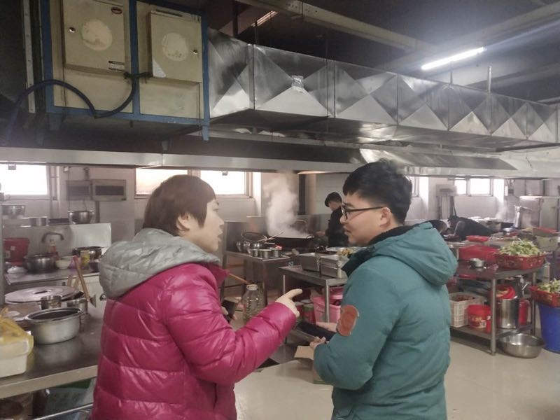 鐵英社區開展油煙凈化器安裝及使用、清洗情況排查工作
