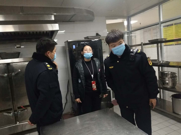 楓楊辦事處開展餐飲服務場所油煙凈化設施清洗工作