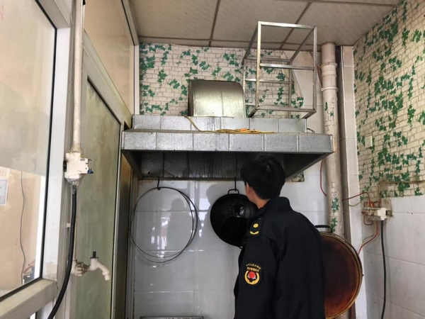 石佛辦對轄區內沿街飯店開展油煙排查治理活動