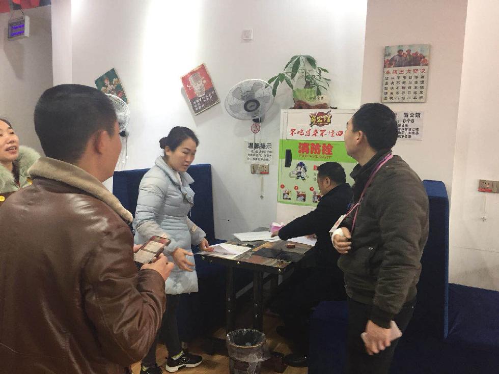 南溪區多部門聯合排查餐飲店油煙凈化設施安裝情況
