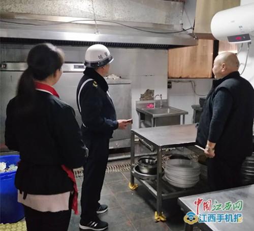 撫州城管執法四分局開展餐飲油煙專項整治