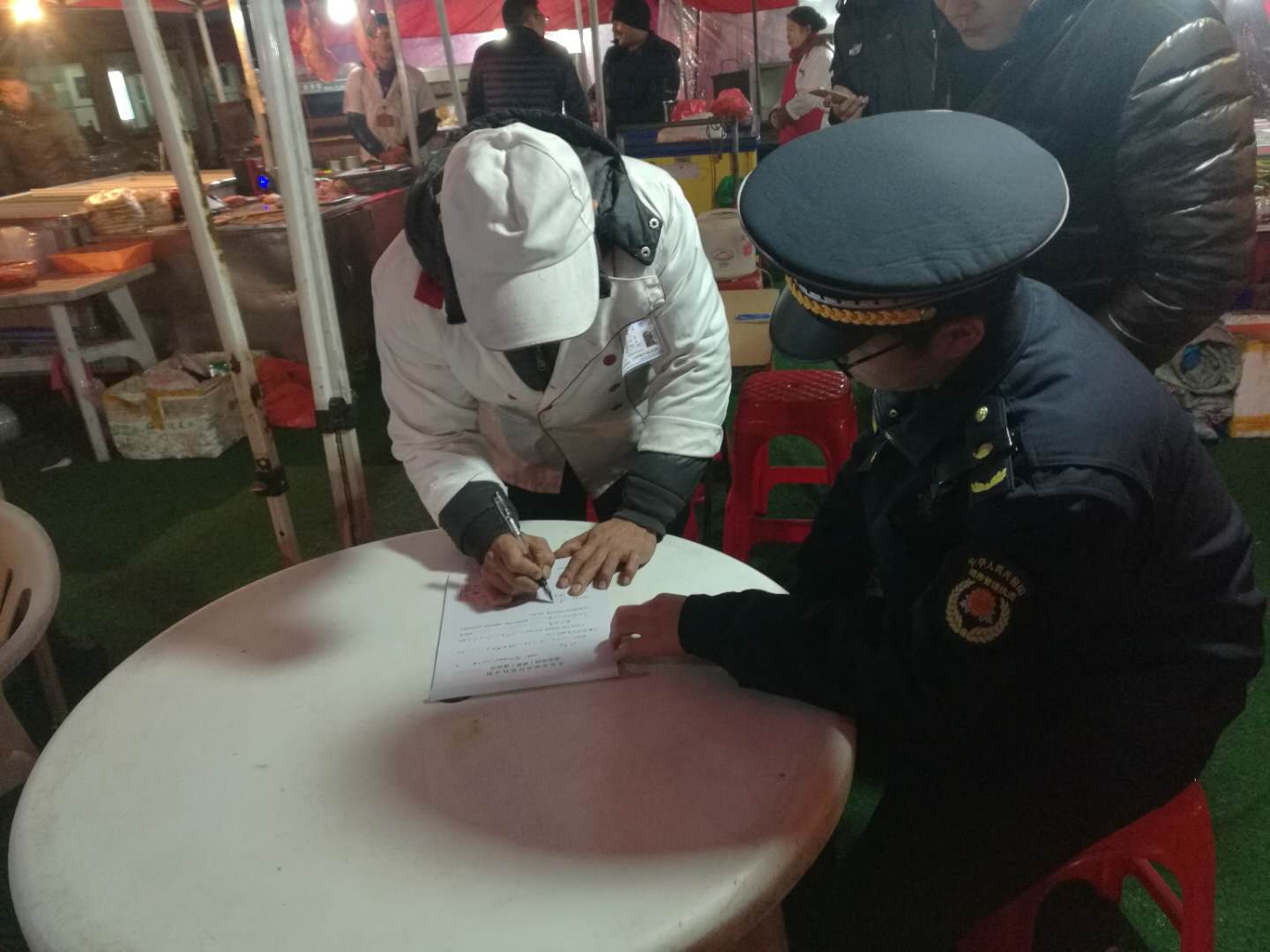 義烏執法局城西大隊推行“十二分制”管理夜市油煙直排