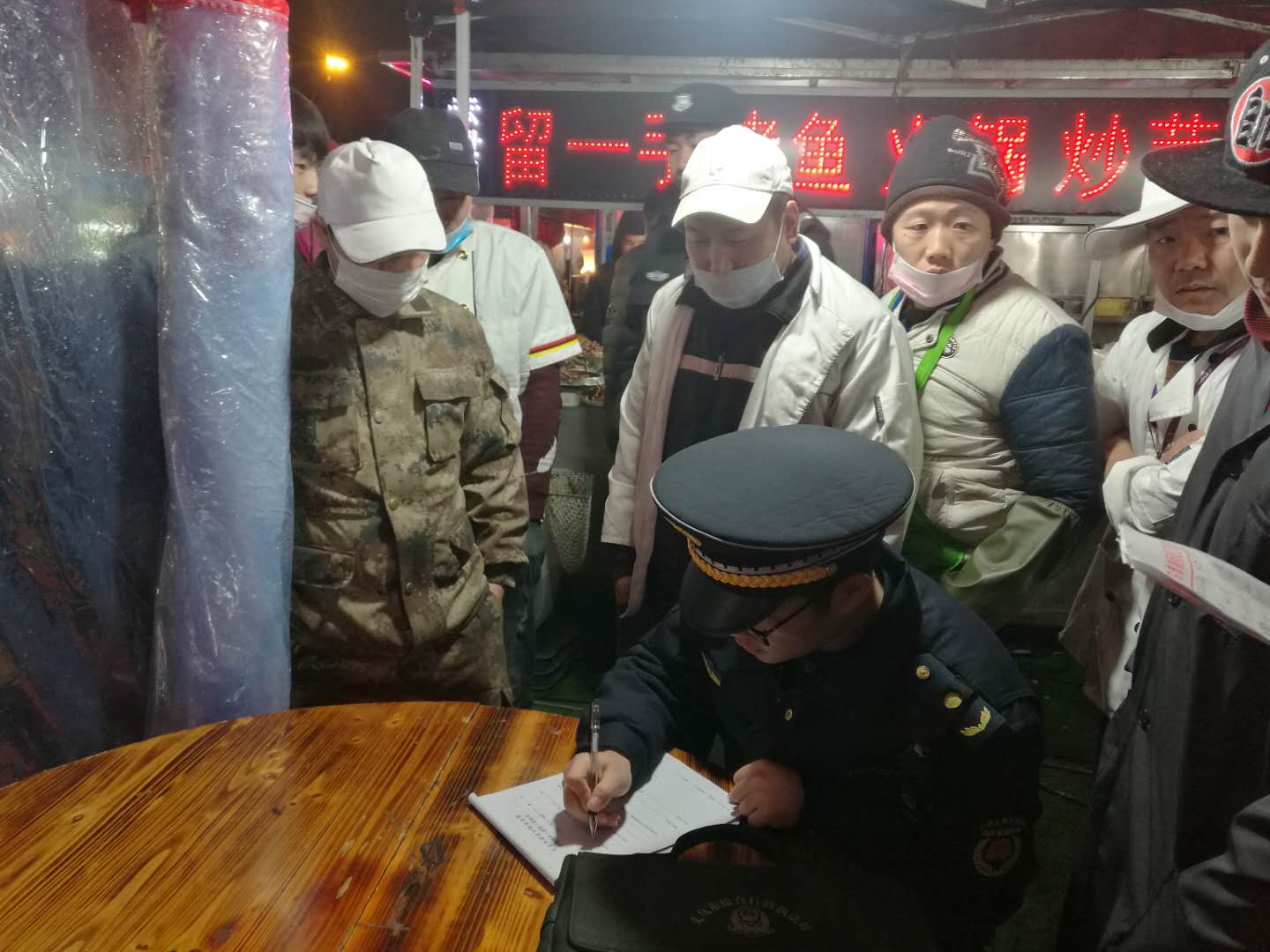 義烏執法局城西大隊推行“十二分制”管理夜市油煙直排