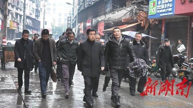 鶴城區委書記熊安臺現場辦公處理小餐飲油煙污染問題