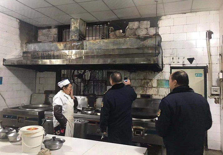 開江縣城管綜合執法大隊多措并舉開展餐飲業油煙治理工作