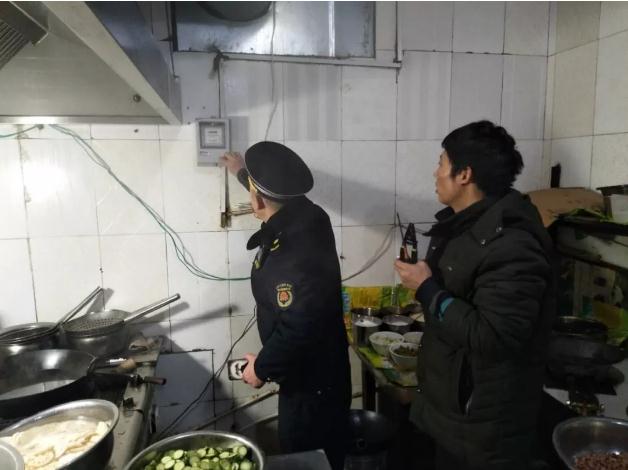西安市解放門中隊嚴查商戶油煙凈化設備