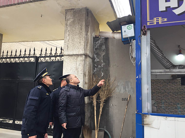 西咸新區灃西新城綜合行政執法局開展餐飲攤點油煙專項整治工作