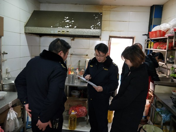 南譙城管局對城區餐飲油煙經營單位開展排查、整治