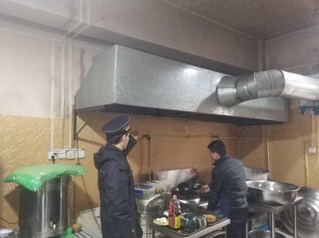 西安城管港務分局推進餐飲單位油煙治理專項整治工作