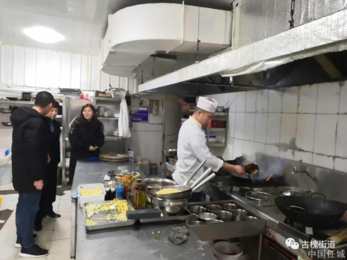 大石橋社區開展餐飲門店油煙凈化器安裝、保養維護情況排查