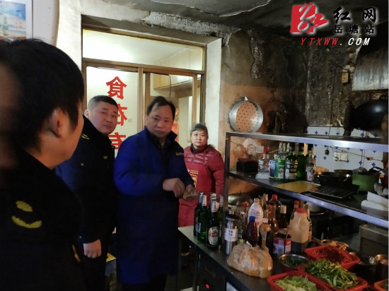 岳塘區書院路街道開展餐飲油煙專項整治行動