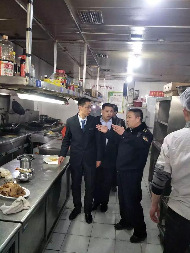 沂水縣綜合行政執法局檢查餐飲單位油煙凈化使用情況