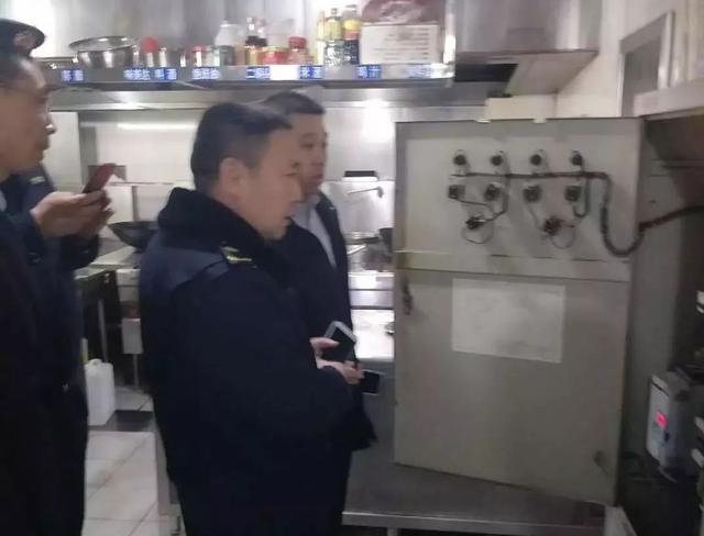 沂水縣綜合行政執法局檢查餐飲單位油煙凈化使用情況