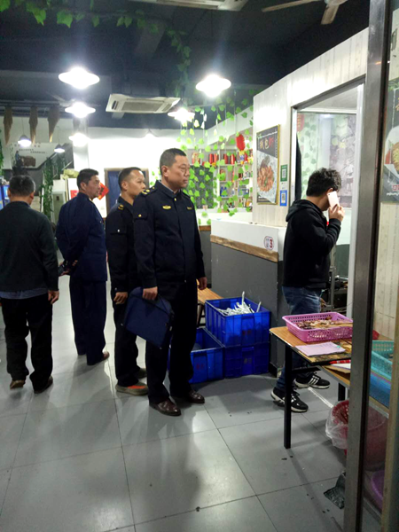 固鎮縣城市管理局開展油煙污染專項整治行動