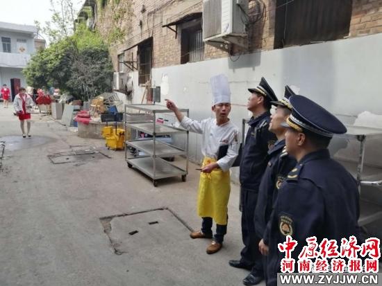 開封市禹王臺區城管局執法大隊開展餐飲油煙污染專項整治行動