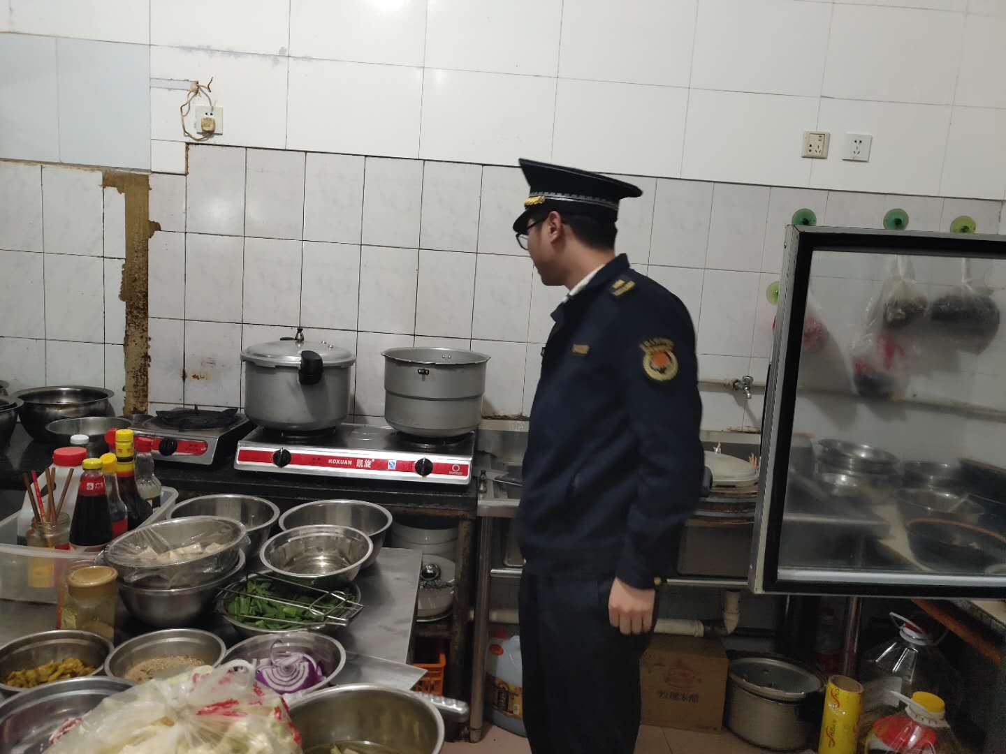 虹星橋執法中隊開展餐飲油煙凈化設施巡查行動