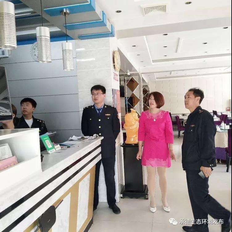 承德市雙灤區多部門聯合開展餐飲油煙專項治理宣傳活動