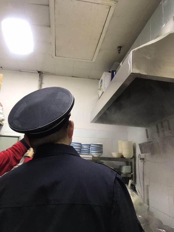 萬達社區聯合執法中隊開展餐飲業油煙治理工作