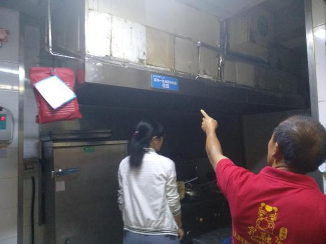 萬達社區聯合執法中隊開展餐飲業油煙治理工作