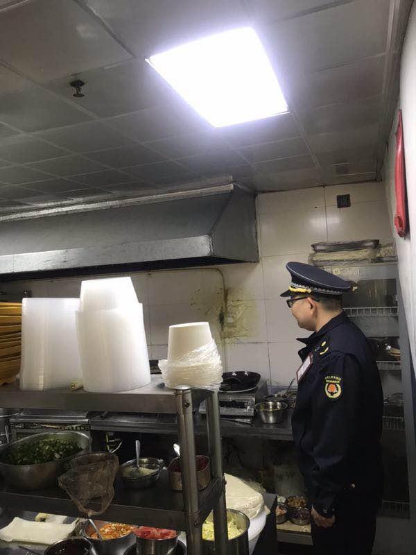 萬達社區聯合執法中隊開展餐飲業油煙治理工作