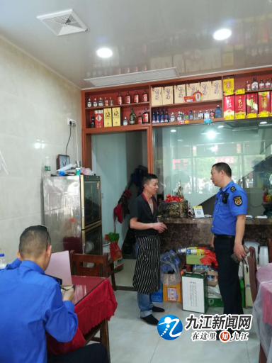 九江市經開區執法大隊排查轄區油煙治理