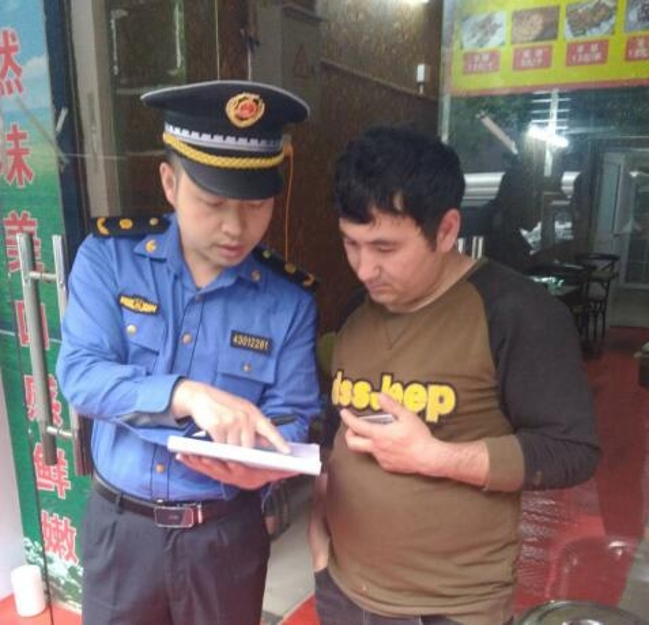 長沙市天心區青園街道整治燒烤店外擺放經營亂象