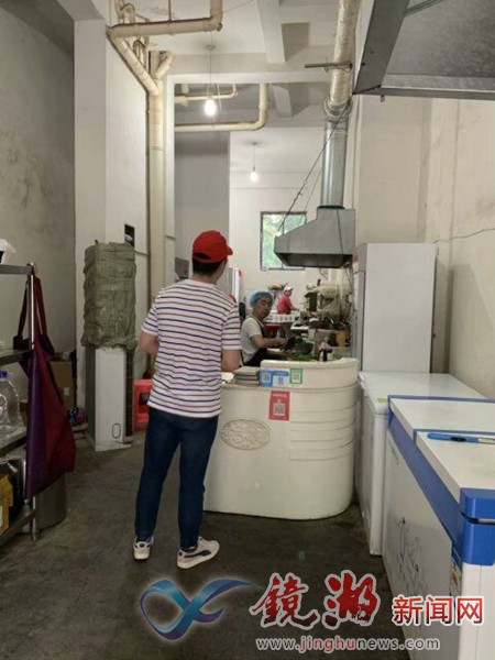 鏡湖區大礱坊社區開展餐飲油煙“回頭看”整治行動