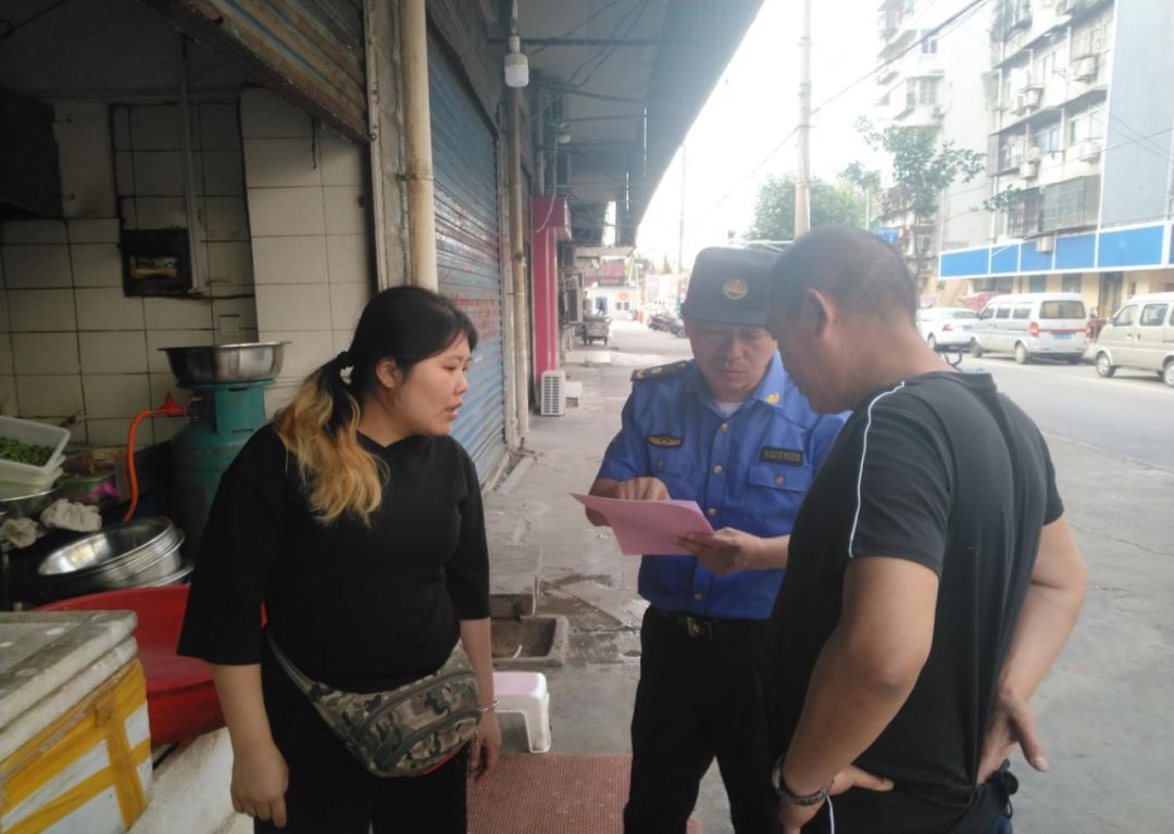 龍子湖區城市管理局開展餐飲油煙凈化設備維保工作