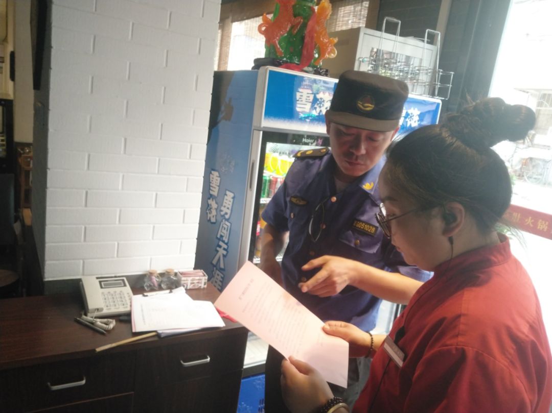 龍子湖區城市管理局開展餐飲油煙凈化設備維保工作