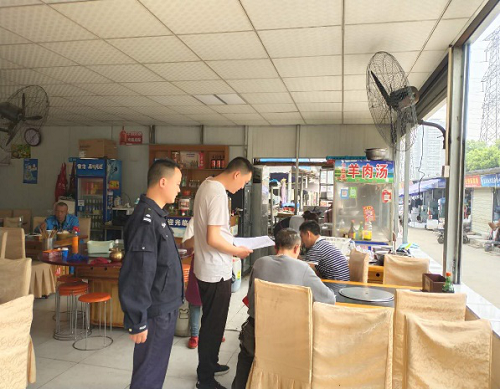 成龍路街道城管社區齊抓共治攻堅餐飲油煙污染