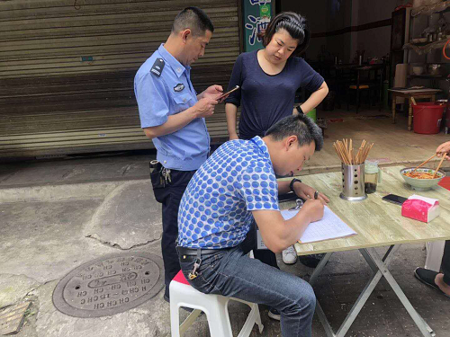 成龍路街道城管社區齊抓共治攻堅餐飲油煙污染