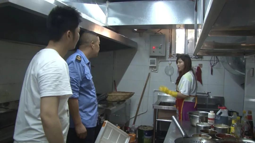 鶴城區城南街道辦事處開展集中油煙排查整治行動