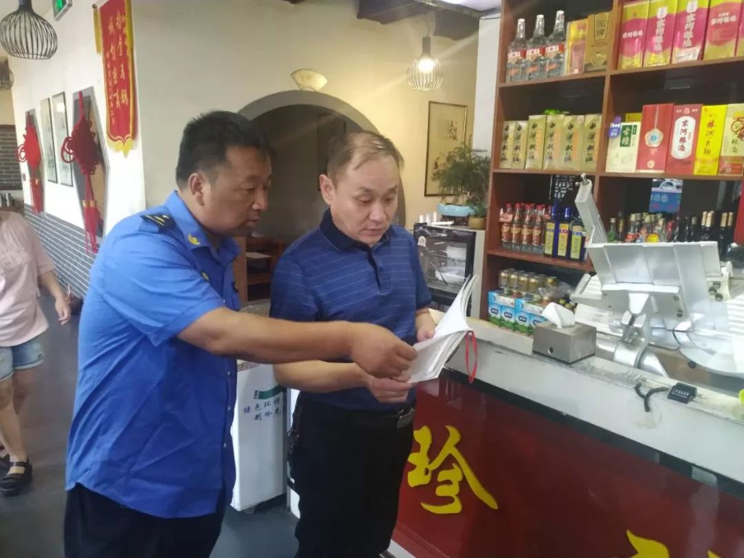 內黃縣城市管理局開展餐飲油煙專項治理行動