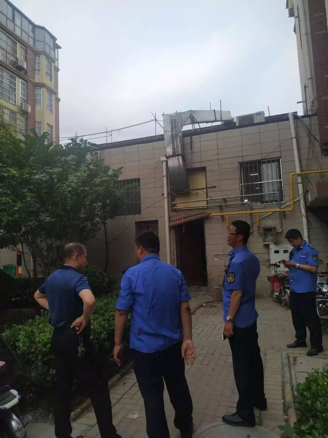 內黃縣城市管理局開展餐飲油煙專項治理行動