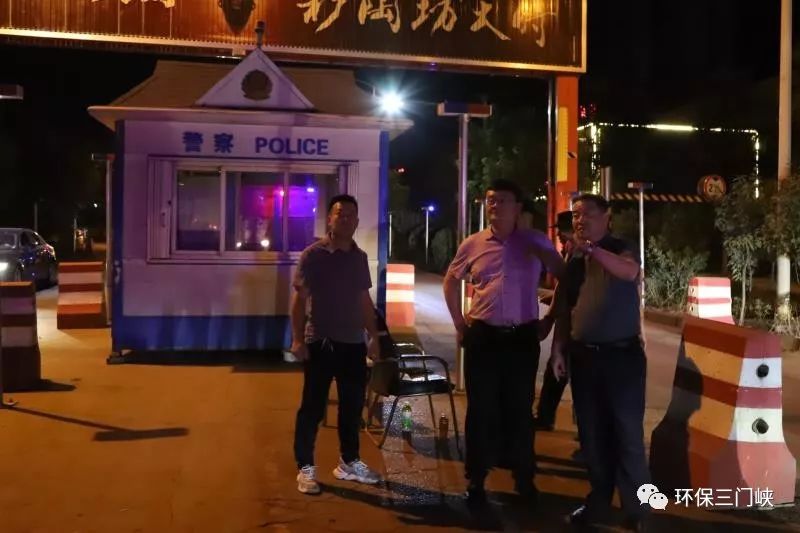 澠池縣多部門聯合夜查油煙污染問題