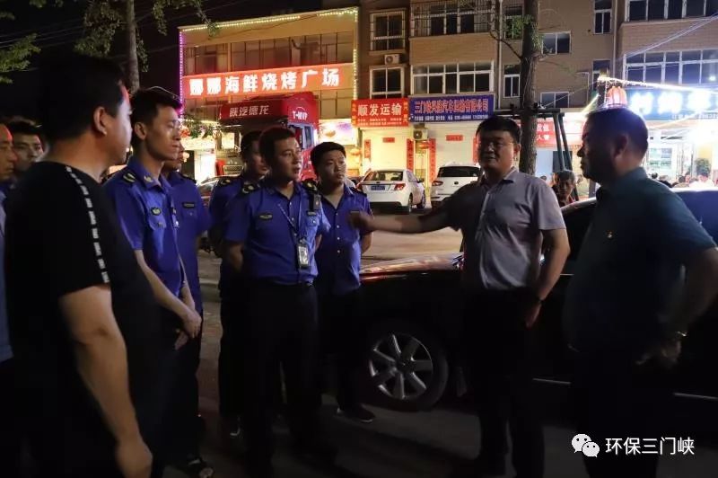 澠池縣多部門聯合夜查油煙污染問題