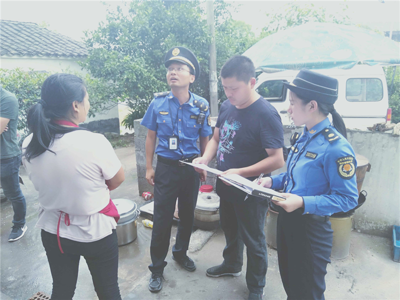 蘭溪市綜合行政執法局女埠中隊開展油煙污染專項整治工作