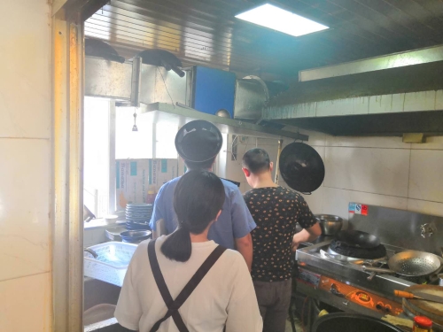 建德市城市城管局三都中隊開展油煙排查行動