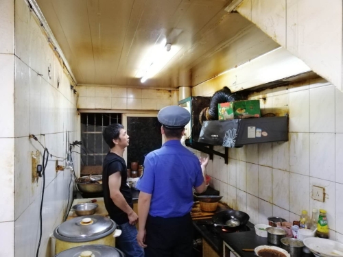 北侖區綜合行政執法局新碶中隊開展餐飲油煙排放問題查漏補缺