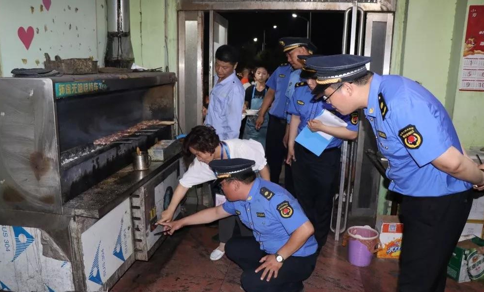 臨清市開展餐飲油煙及城區夜市大排檔、燒烤攤專項治理行動